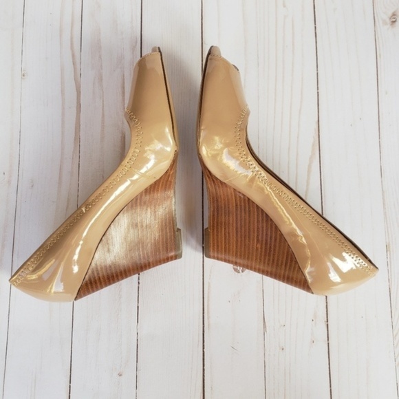 EUC BCBGeneration Patent Leather Wedges Tan 8.5 - Picture 3 of 6